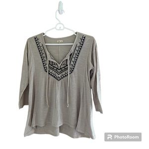 🟤HOLLISTER: Women’s size M, tan 1/2 sleeve blouse w/sequins & design, & tie🟤